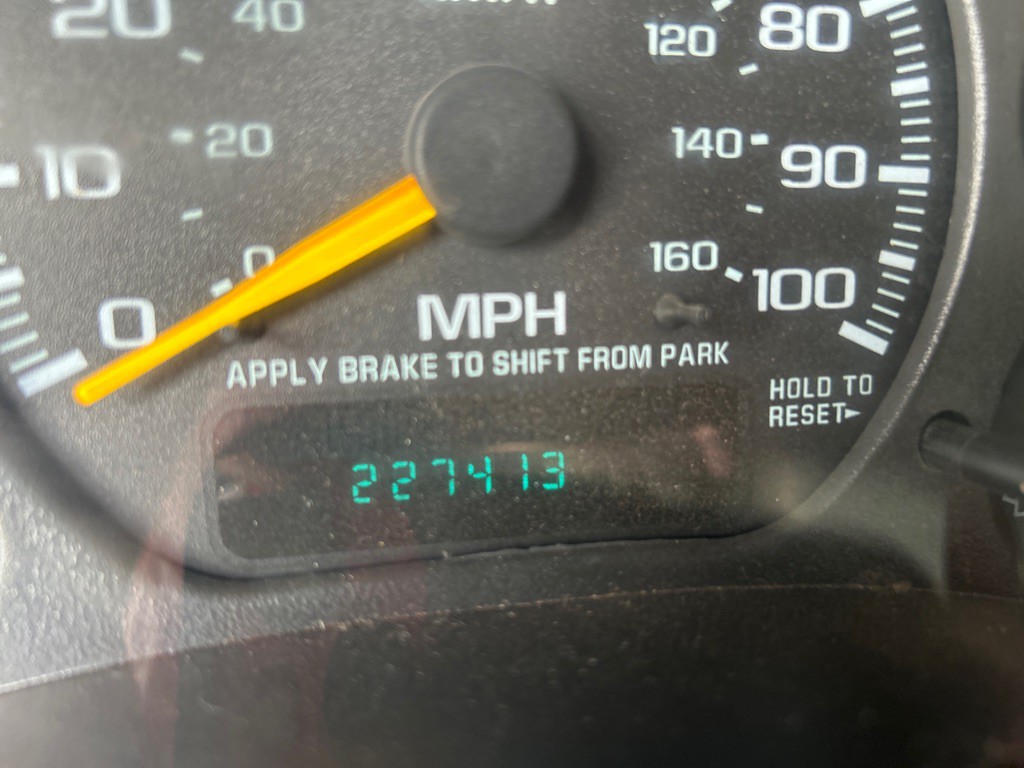2001 Chevrolet Tahoe Image 3