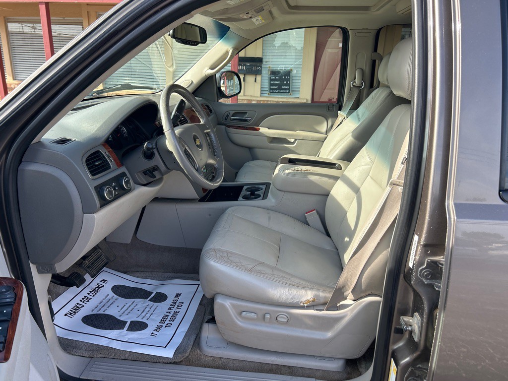 2012 Chevrolet Suburban Image 2