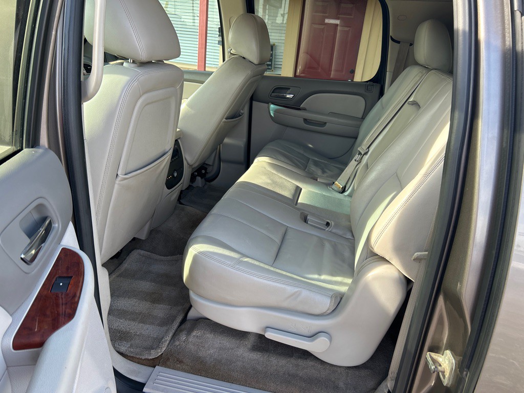 2012 Chevrolet Suburban Image 7