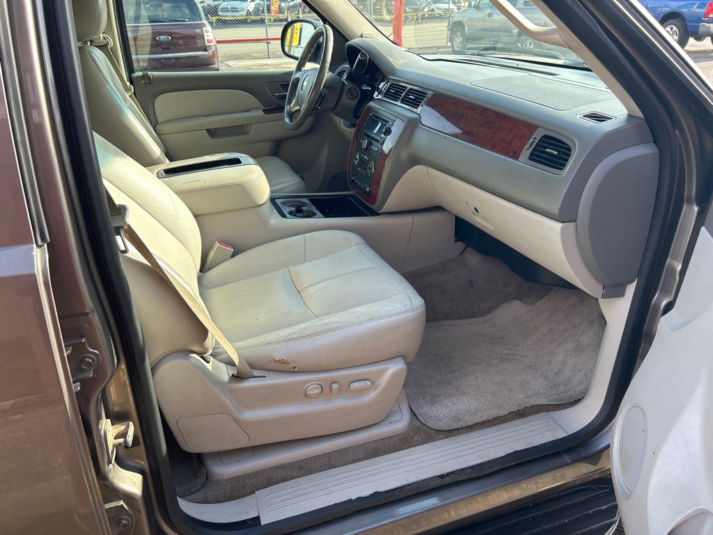 2012 Chevrolet Suburban Image 13