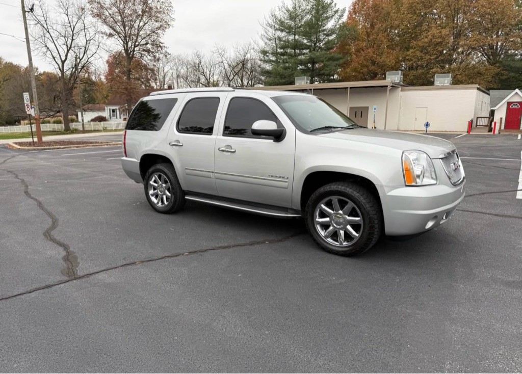 2011 GMC Yukon Image 2