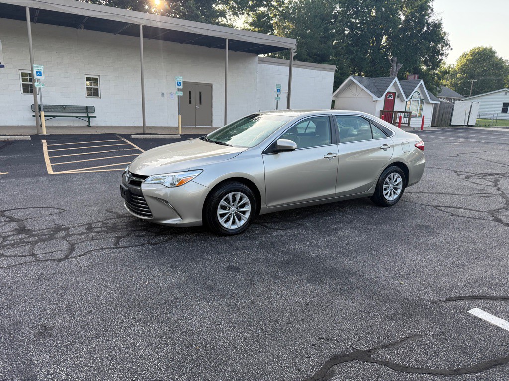 2016 Toyota Camry Image 2