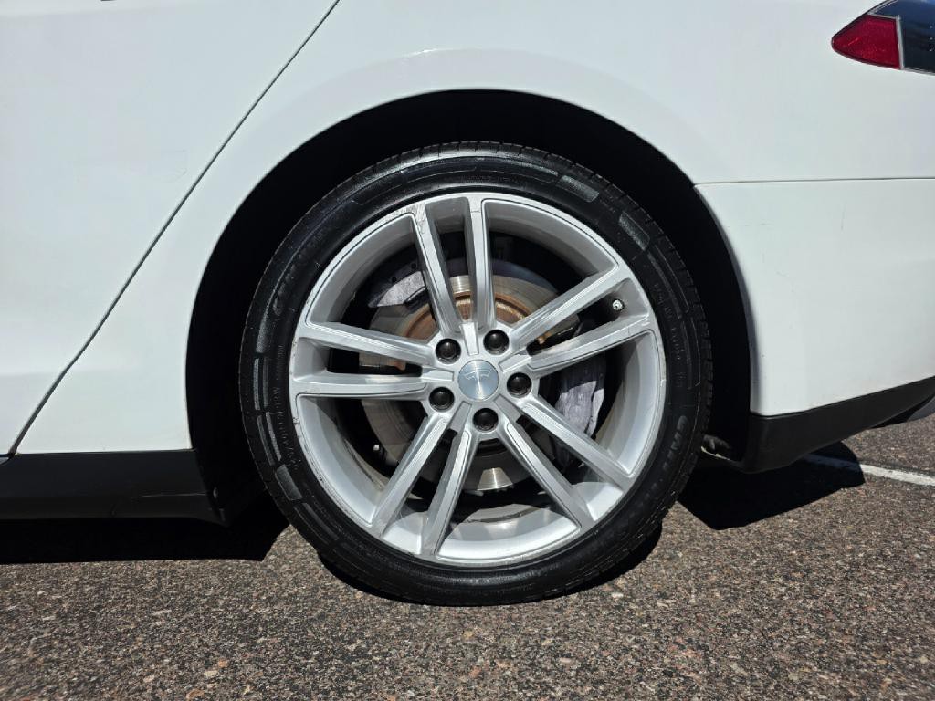 2013 Tesla Model S Image 23