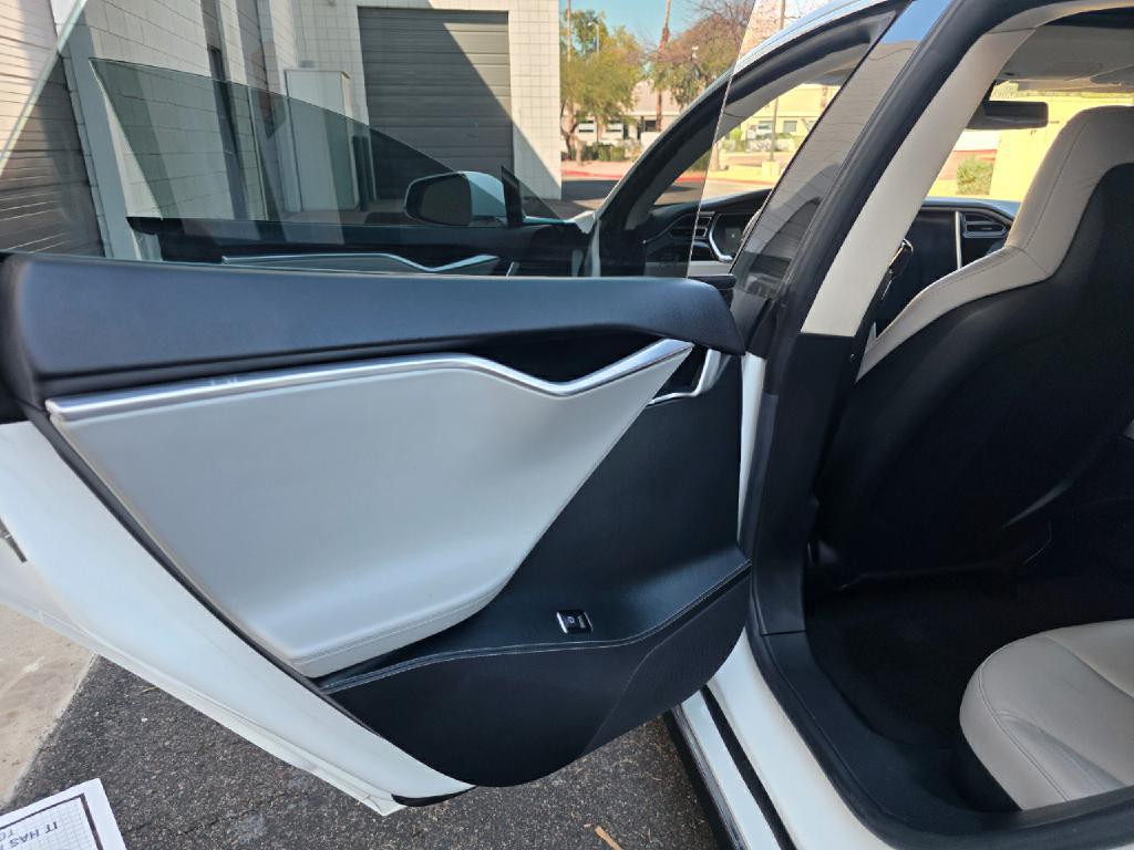 2013 Tesla Model S Image 37