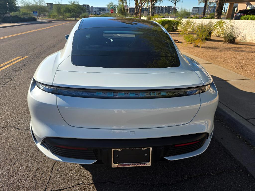 2022 Porsche Taycan Image 8