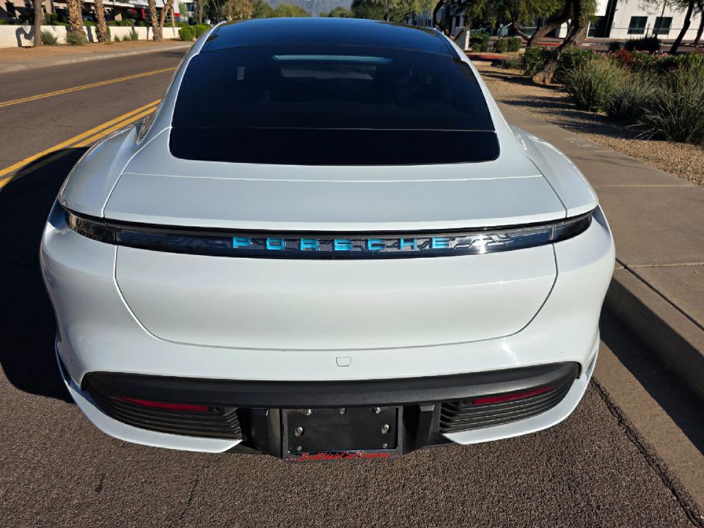 2022 Porsche Taycan Image 18