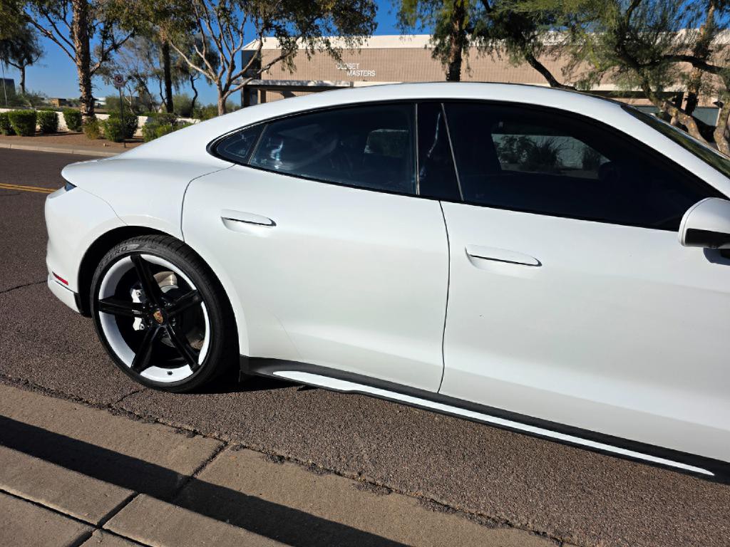 2022 Porsche Taycan Image 21