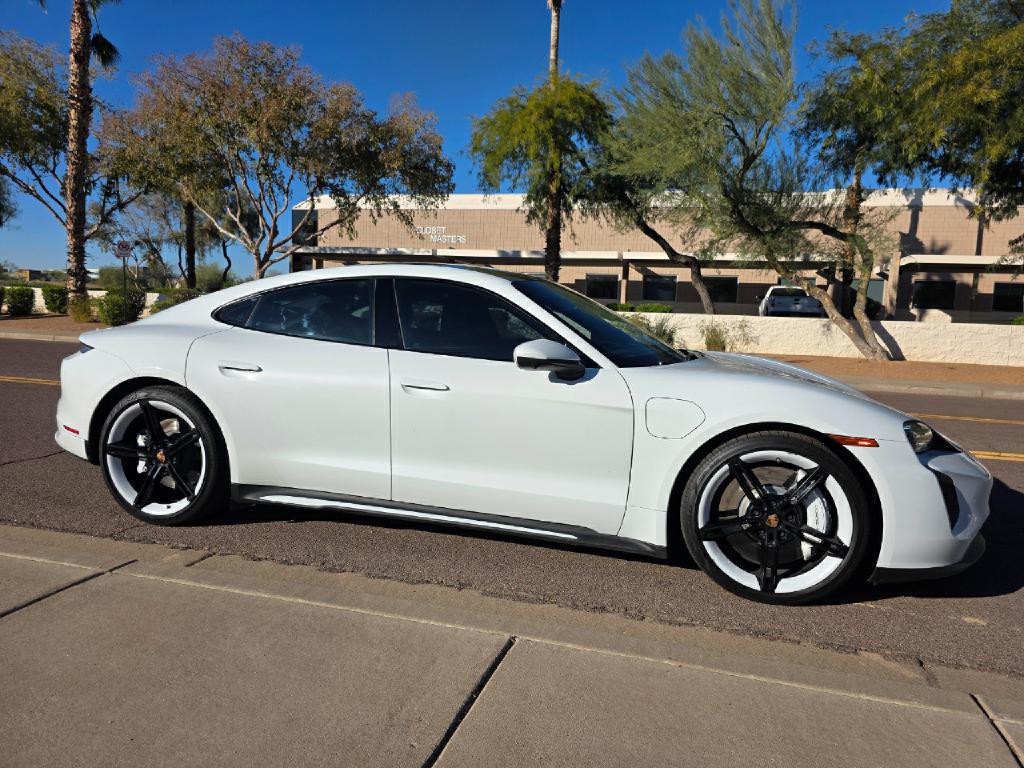 2022 Porsche Taycan Image 22