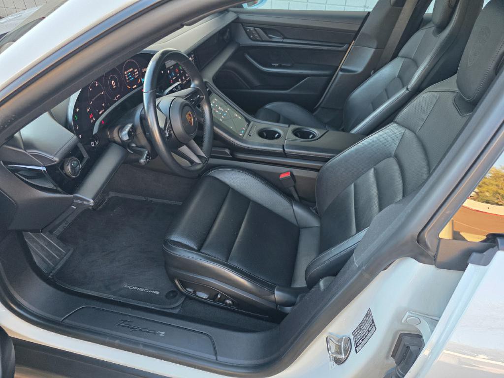 2022 Porsche Taycan Image 32