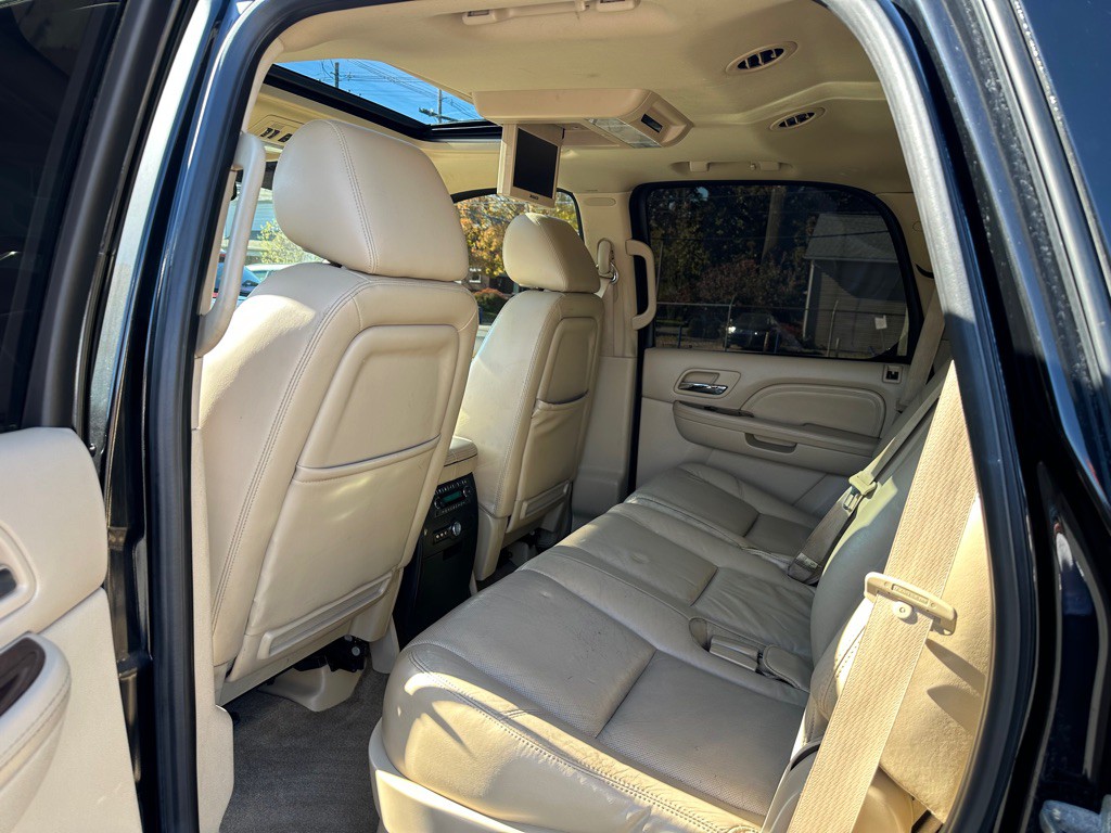 2011 Cadillac Escalade Image 10