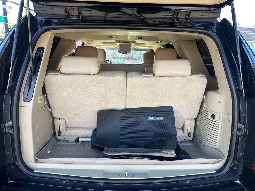 2011 Cadillac Escalade Image 11