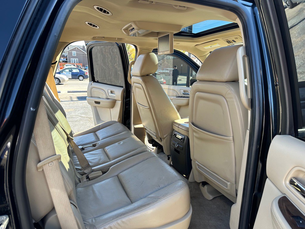 2011 Cadillac Escalade Image 12