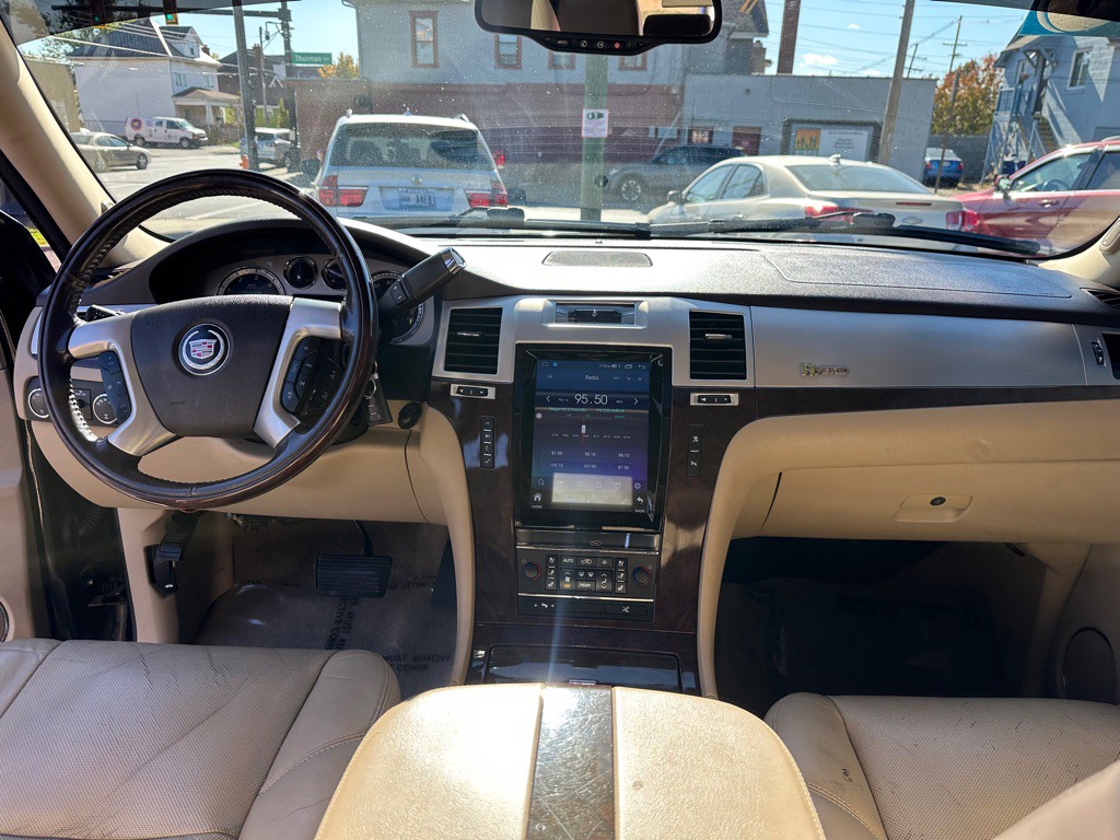 2011 Cadillac Escalade Image 13