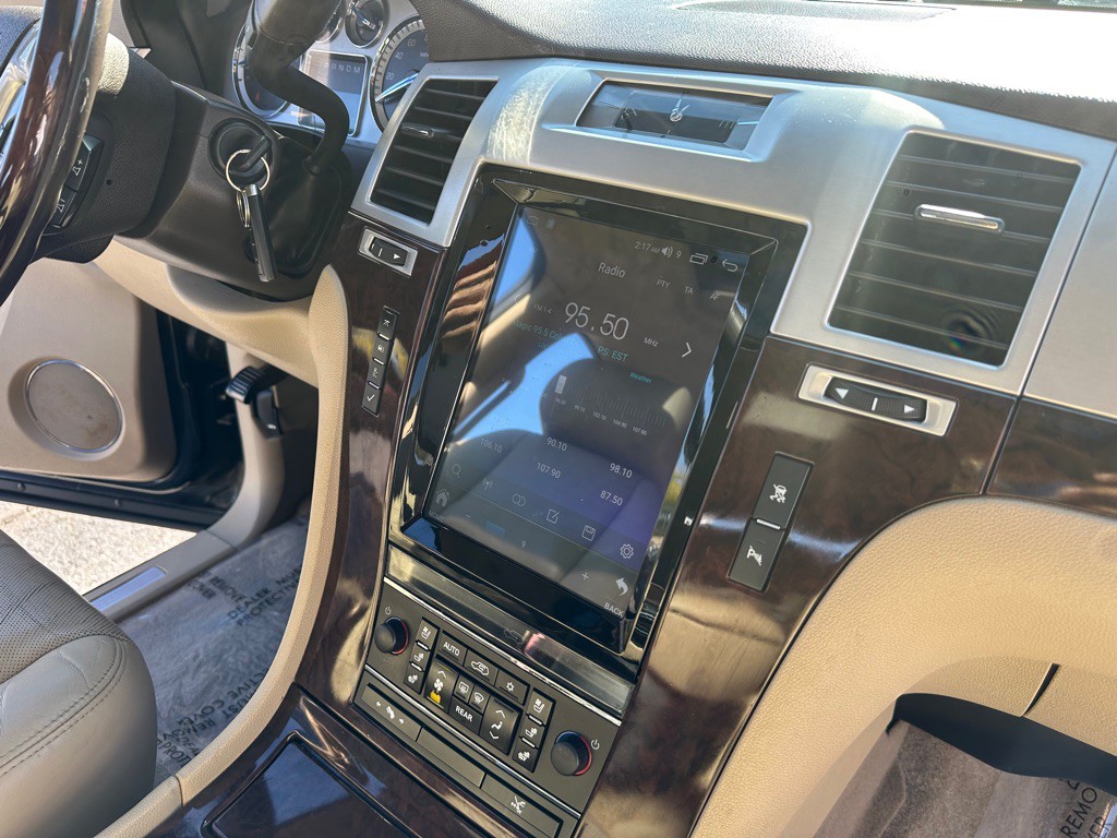 2011 Cadillac Escalade Image 16