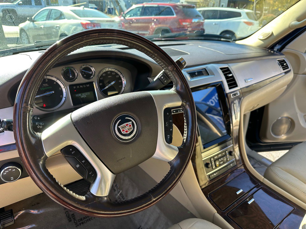 2011 Cadillac Escalade Image 17