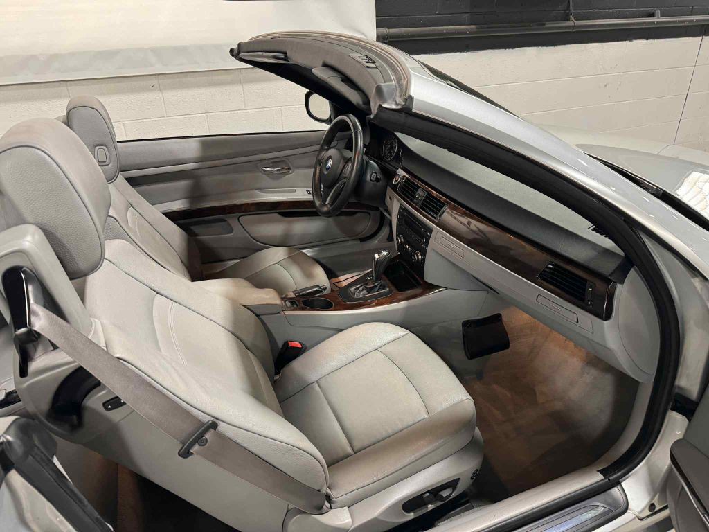 2010 BMW 3 Series Image 17