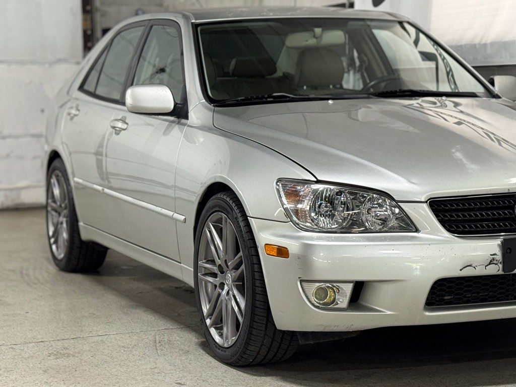 2003 Lexus IS Image 2