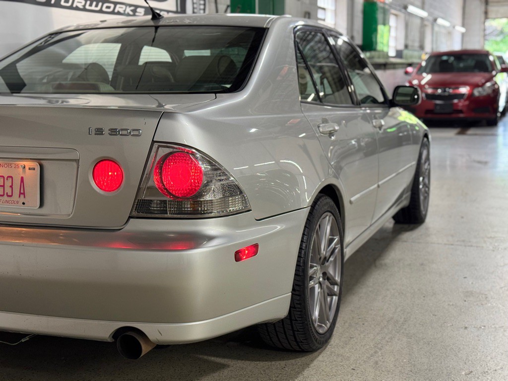2003 Lexus IS Image 8