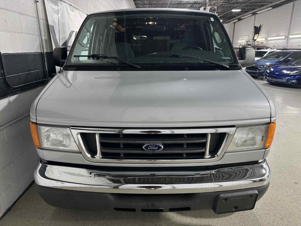 2006 Ford Econoline Image 2
