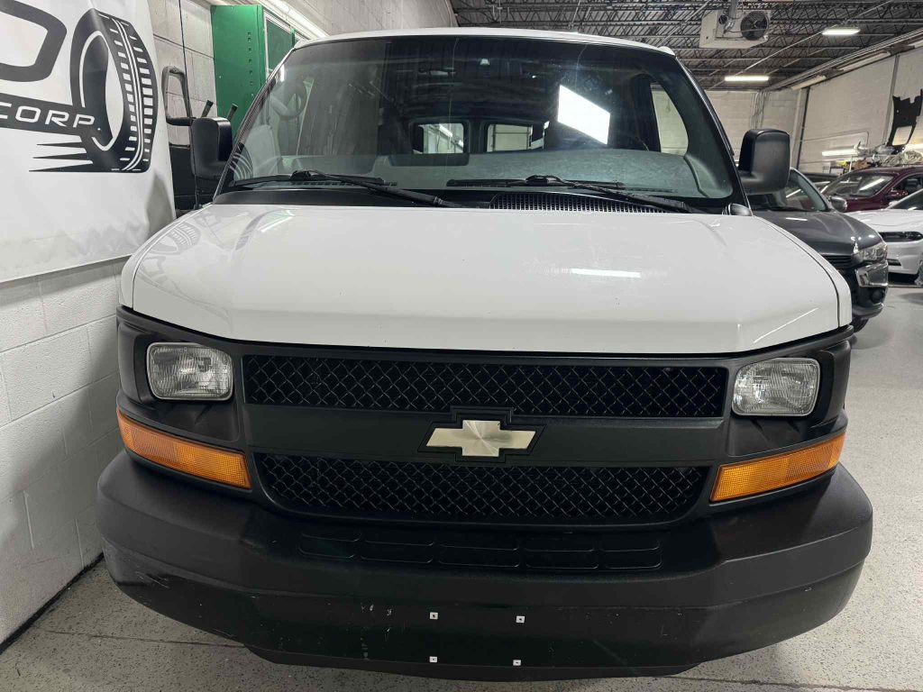 2004 Chevrolet Express Image 3