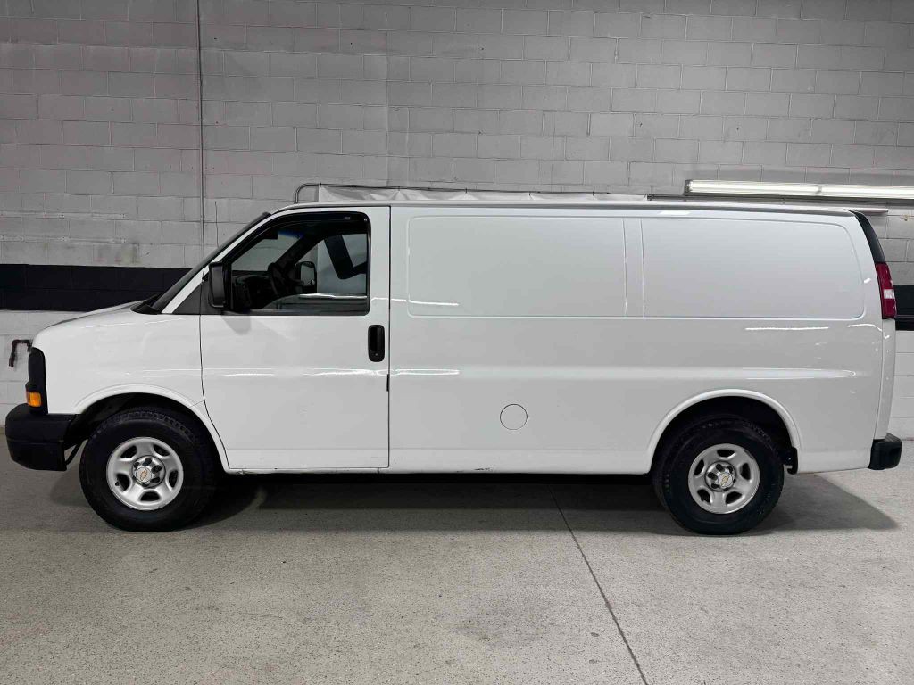 2004 Chevrolet Express Image 8