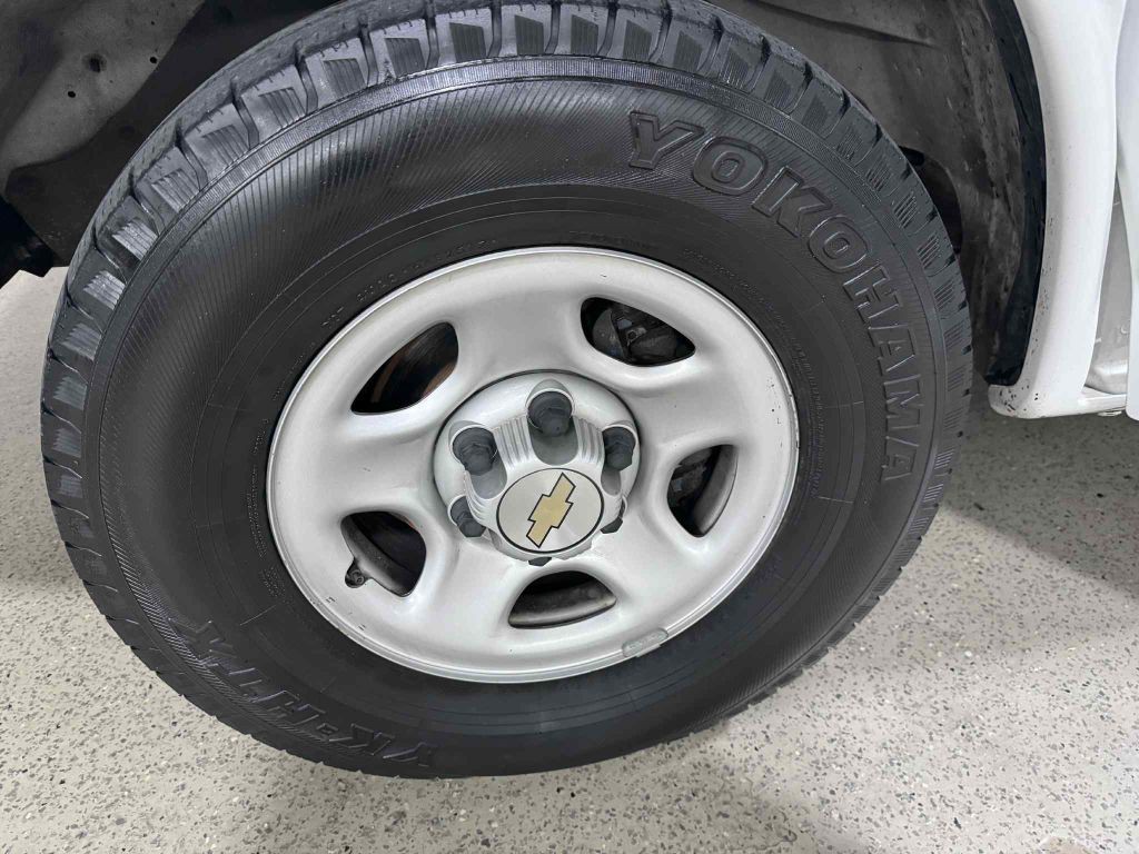 2004 Chevrolet Express Image 10