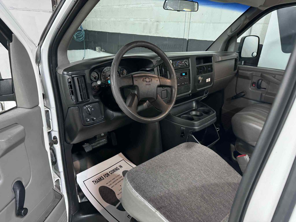 2004 Chevrolet Express Image 13