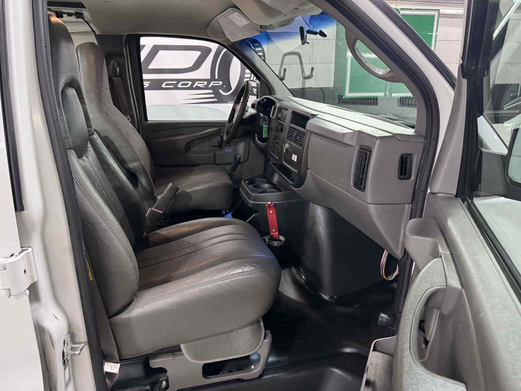2004 Chevrolet Express Image 14