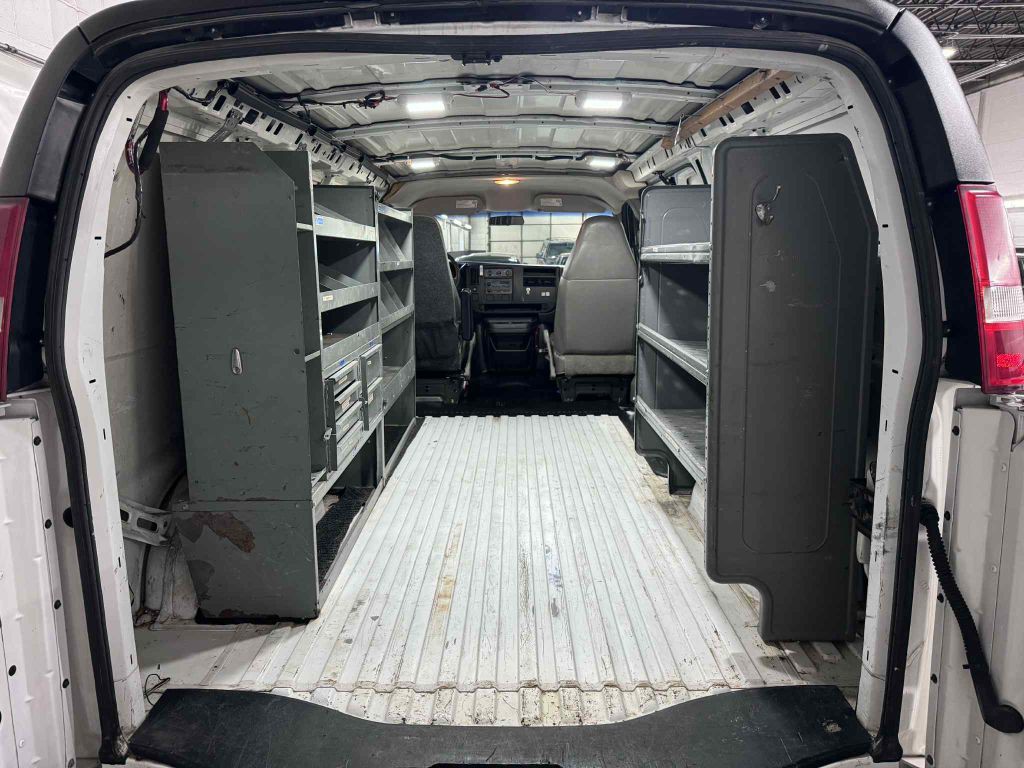 2004 Chevrolet Express Image 16