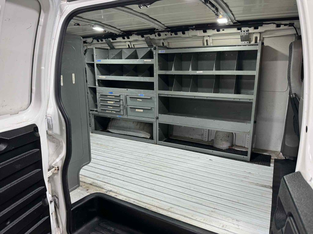 2004 Chevrolet Express Image 17