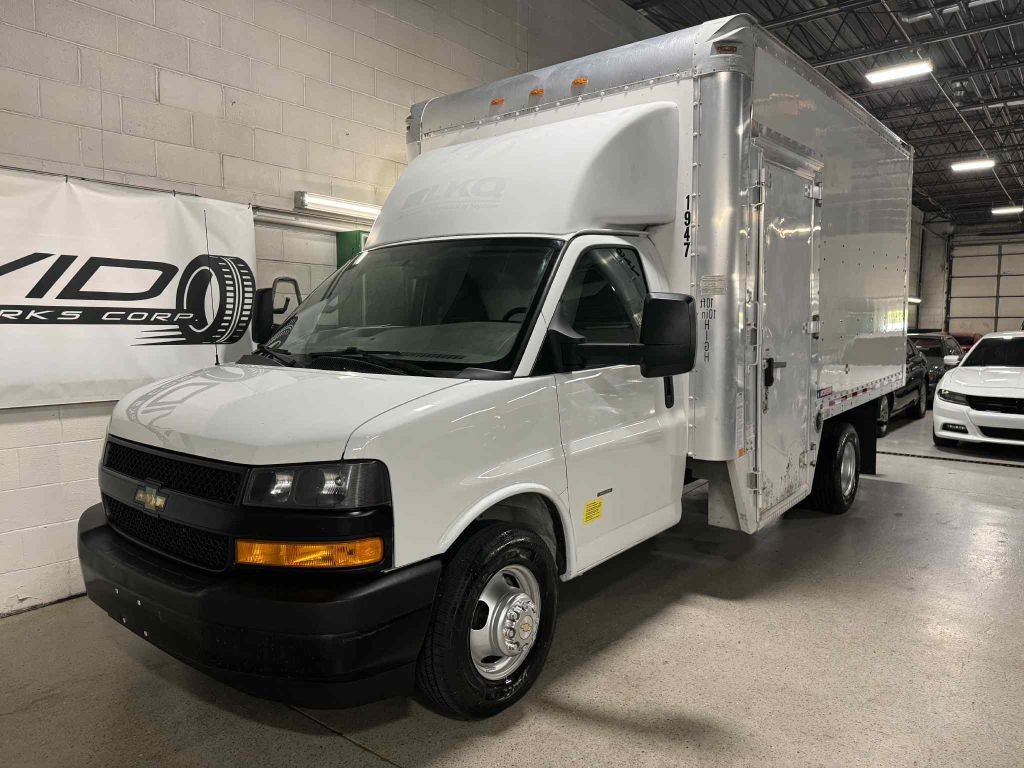 2018 Chevrolet Express Image 2