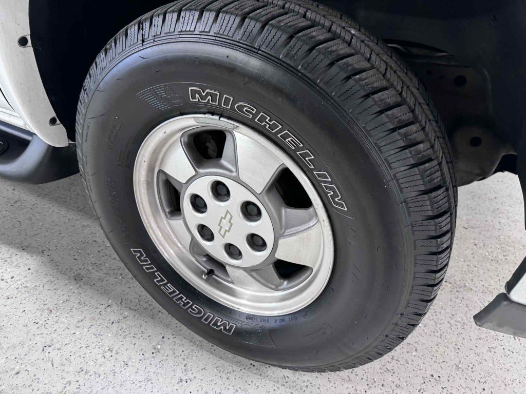 2003 Chevrolet Suburban Image 13