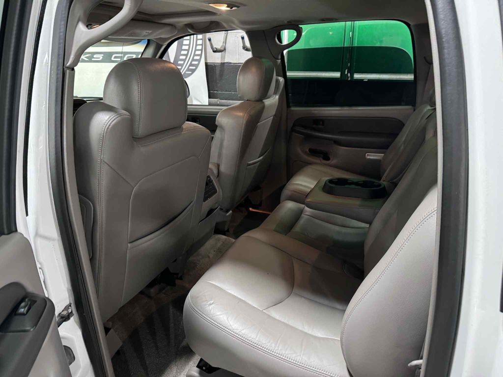 2003 Chevrolet Suburban Image 18