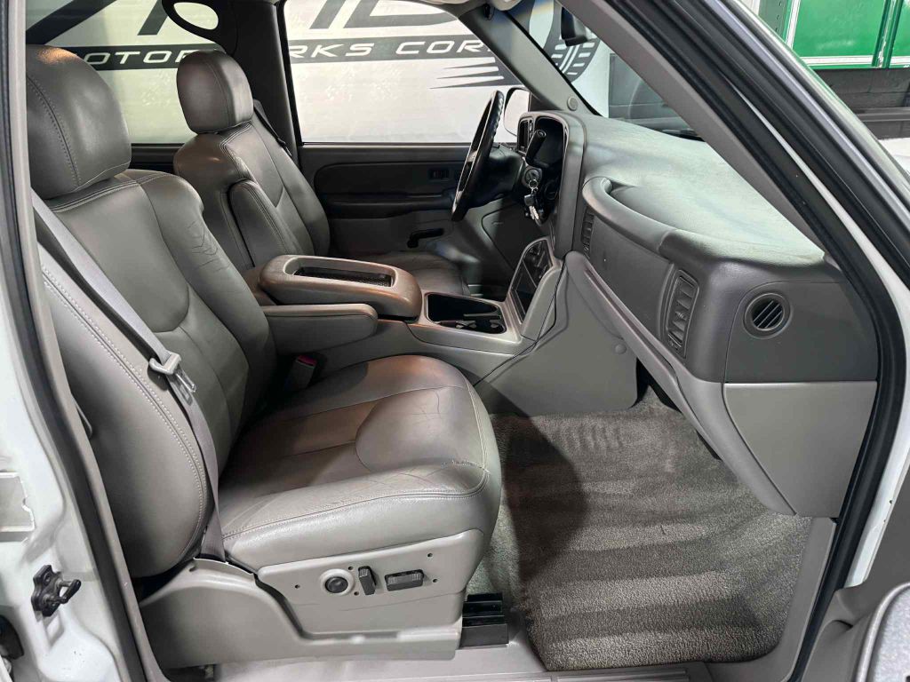 2003 Chevrolet Suburban Image 19