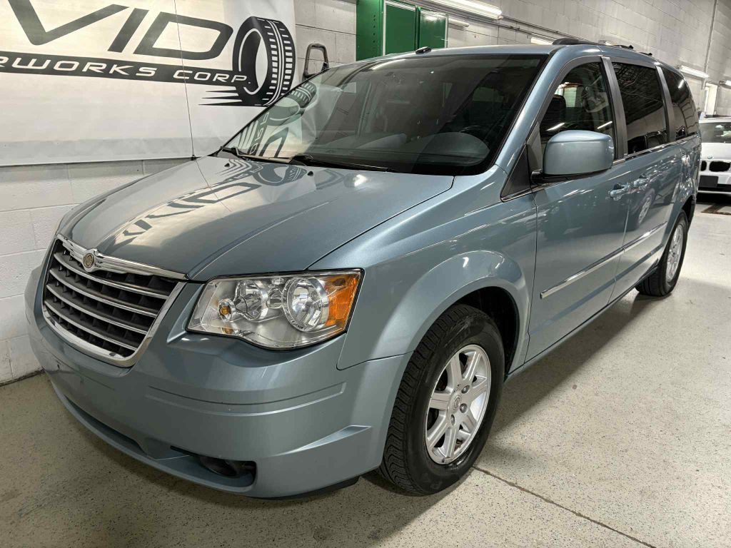 2010 Chrysler Town & Country Image 2