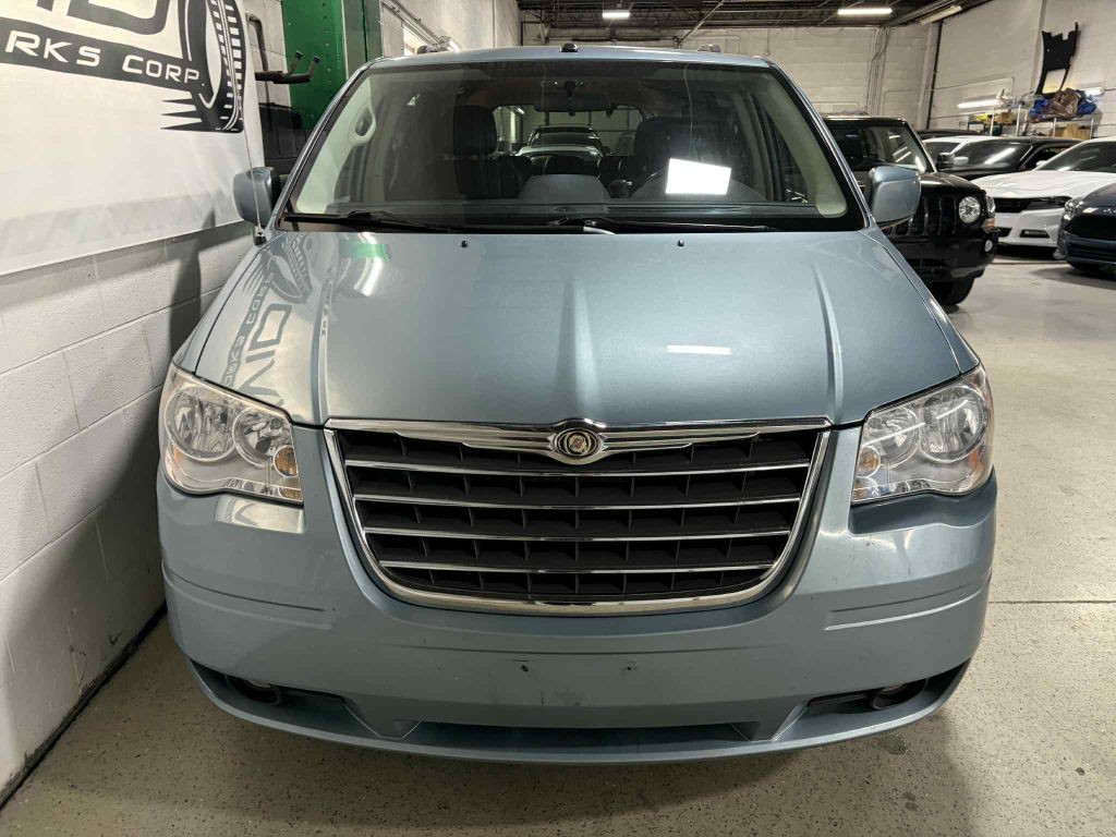 2010 Chrysler Town & Country Image 3