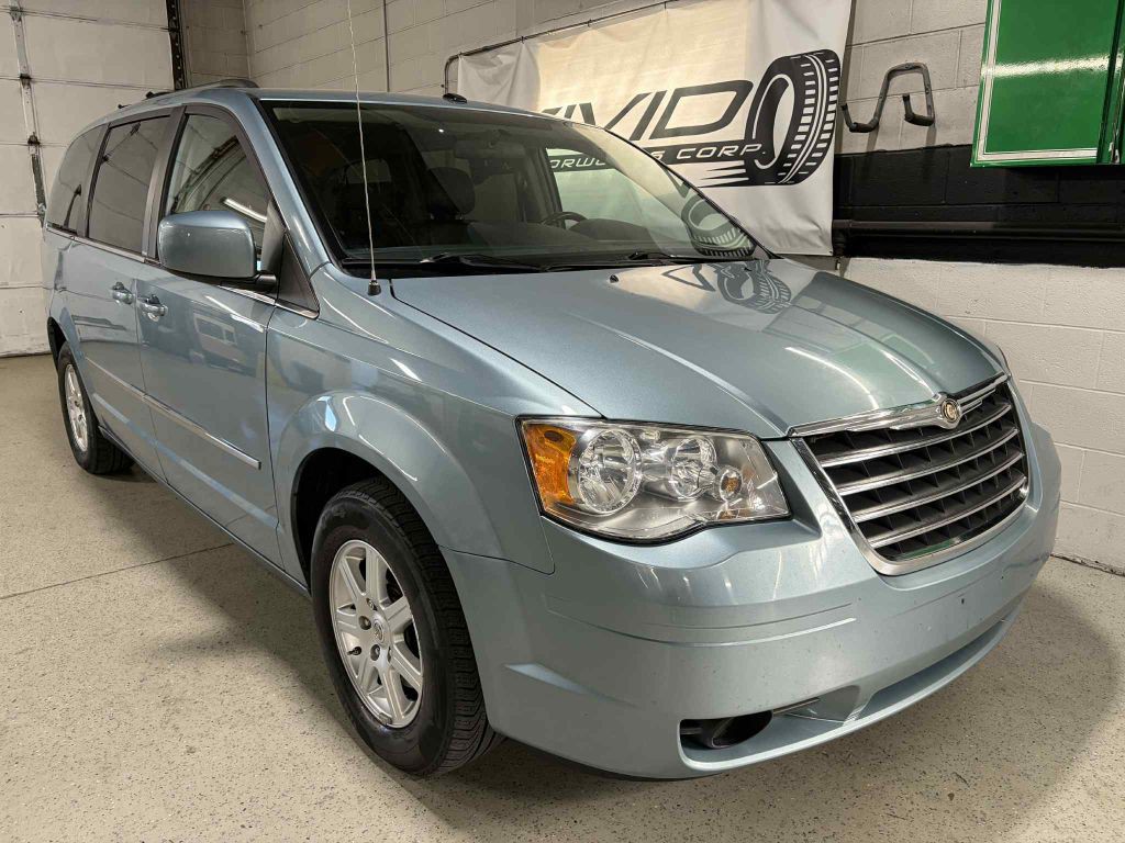 2010 Chrysler Town & Country Image 4