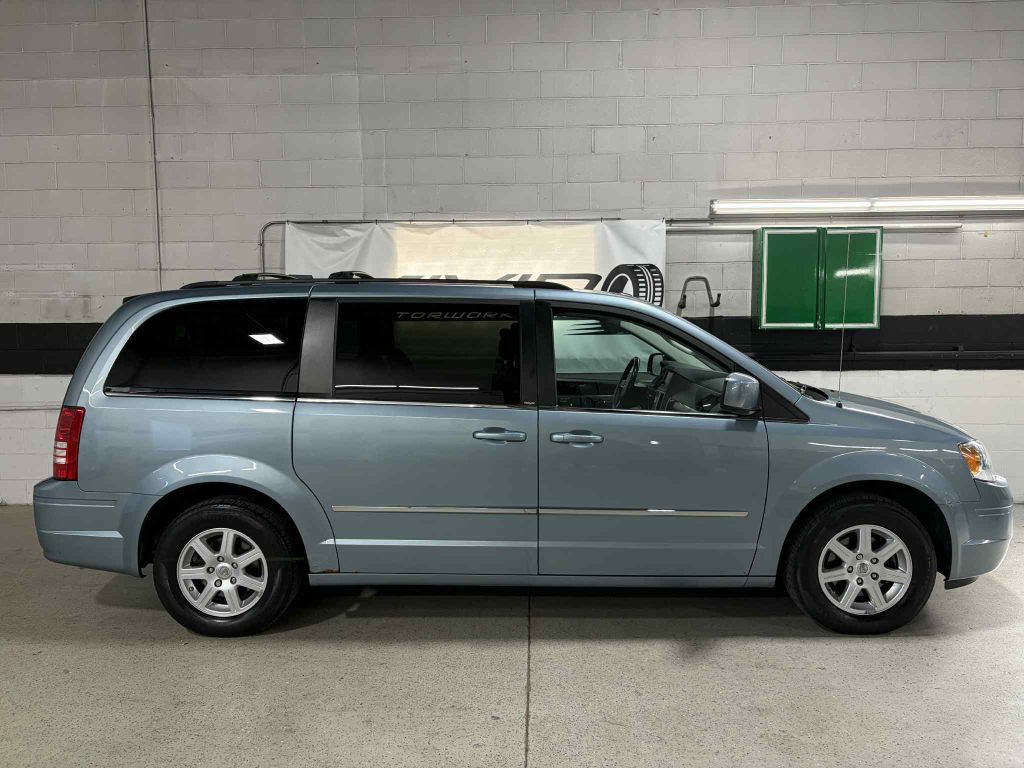 2010 Chrysler Town & Country Image 5