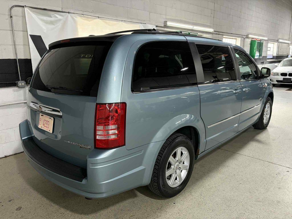 2010 Chrysler Town & Country Image 6