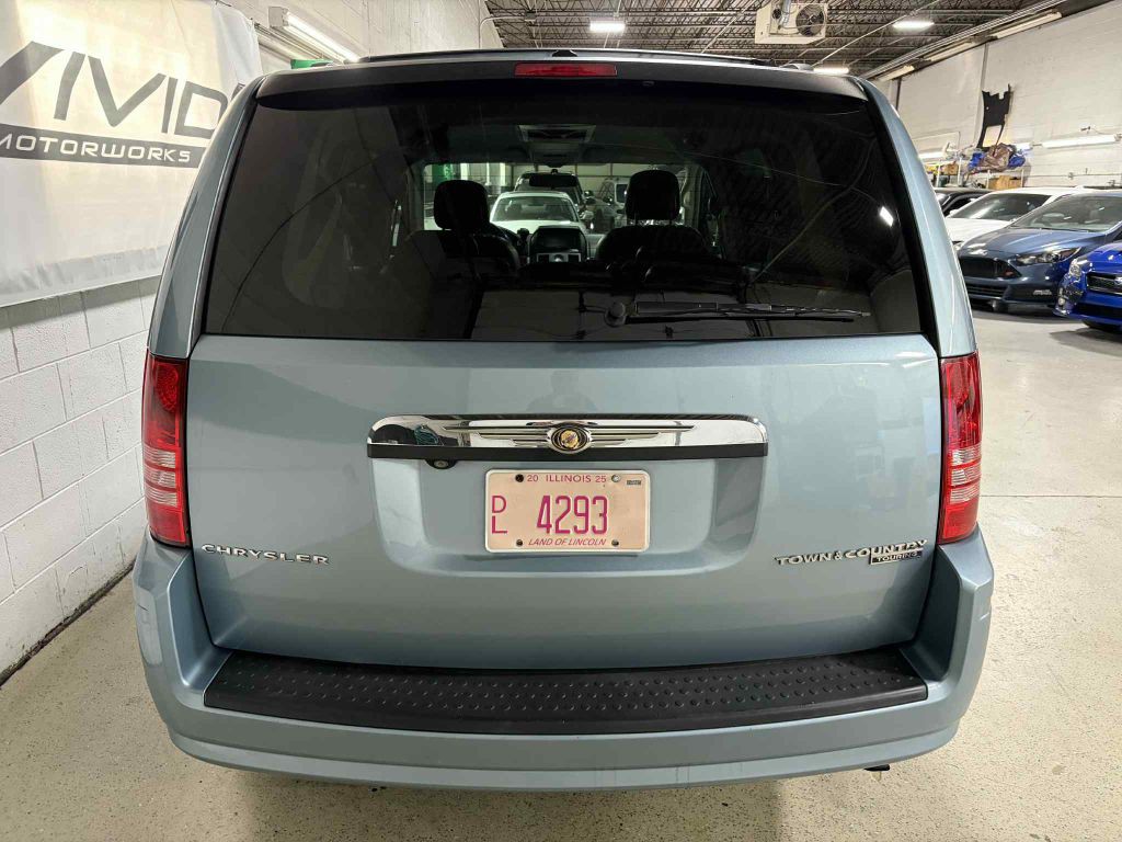 2010 Chrysler Town & Country Image 7