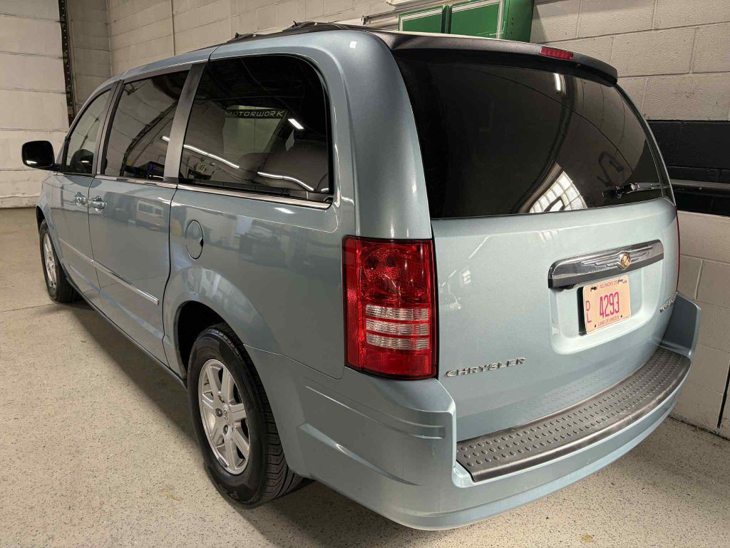2010 Chrysler Town & Country Image 8