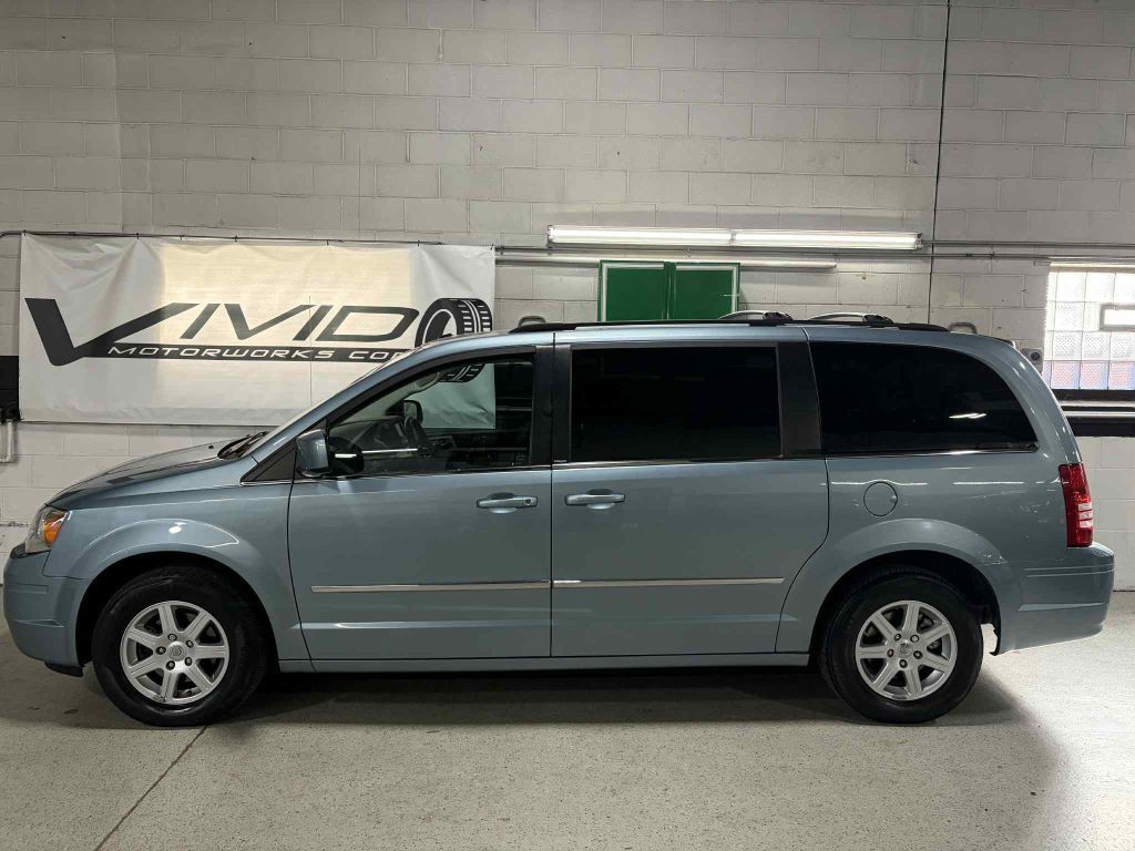 2010 Chrysler Town & Country Image 9