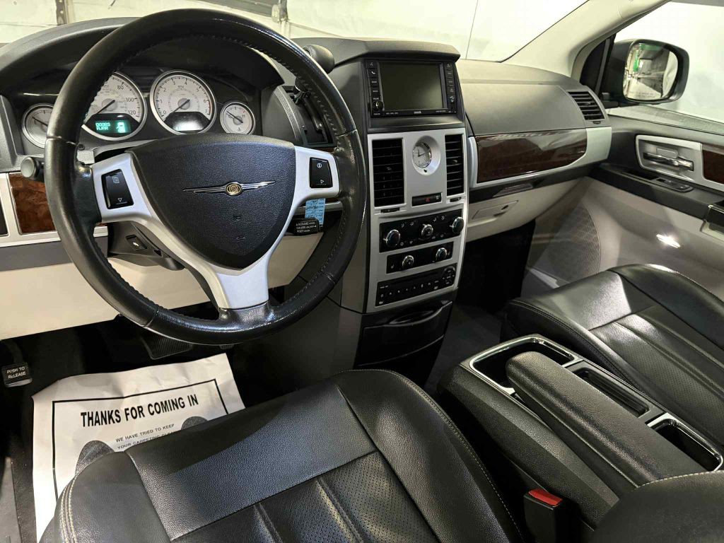 2010 Chrysler Town & Country Image 16