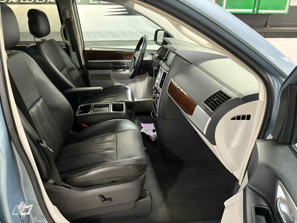 2010 Chrysler Town & Country Image 17