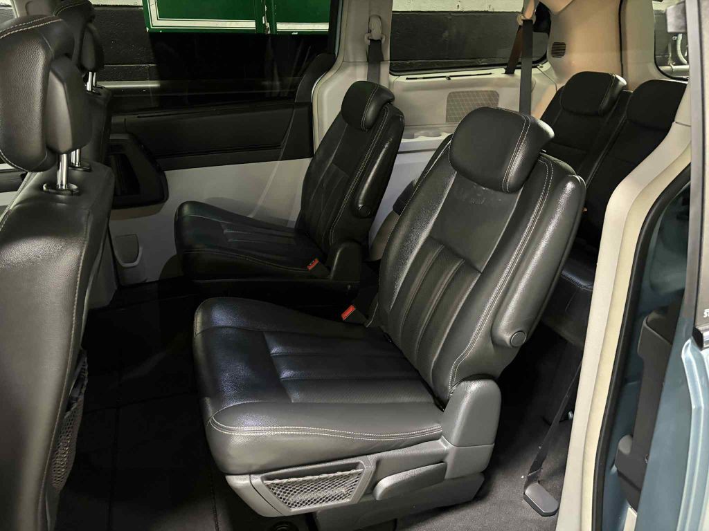 2010 Chrysler Town & Country Image 18