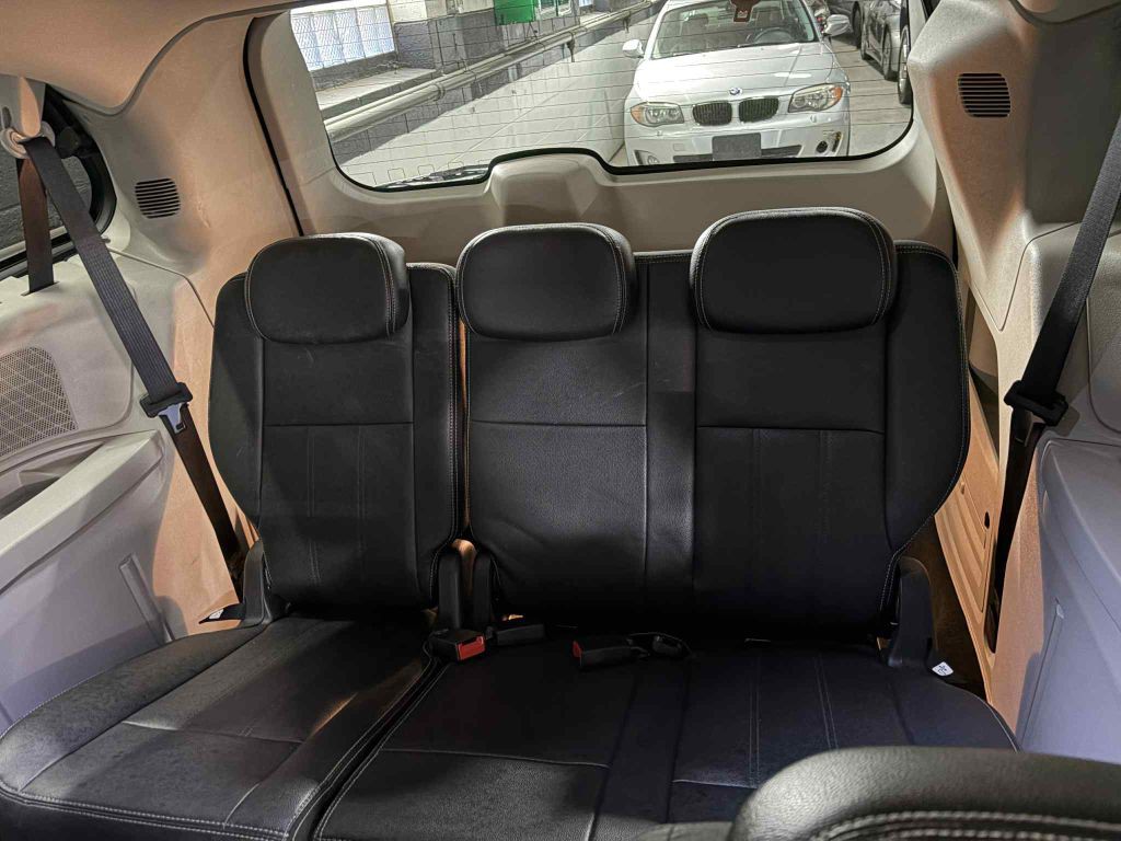 2010 Chrysler Town & Country Image 19