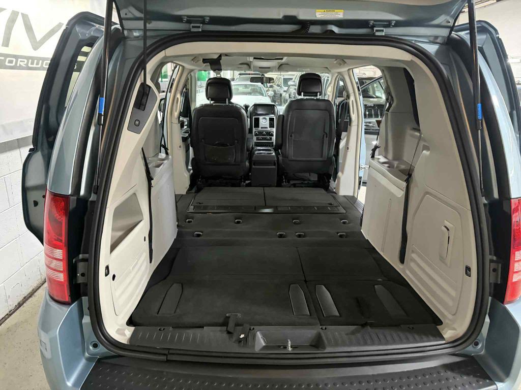 2010 Chrysler Town & Country Image 21