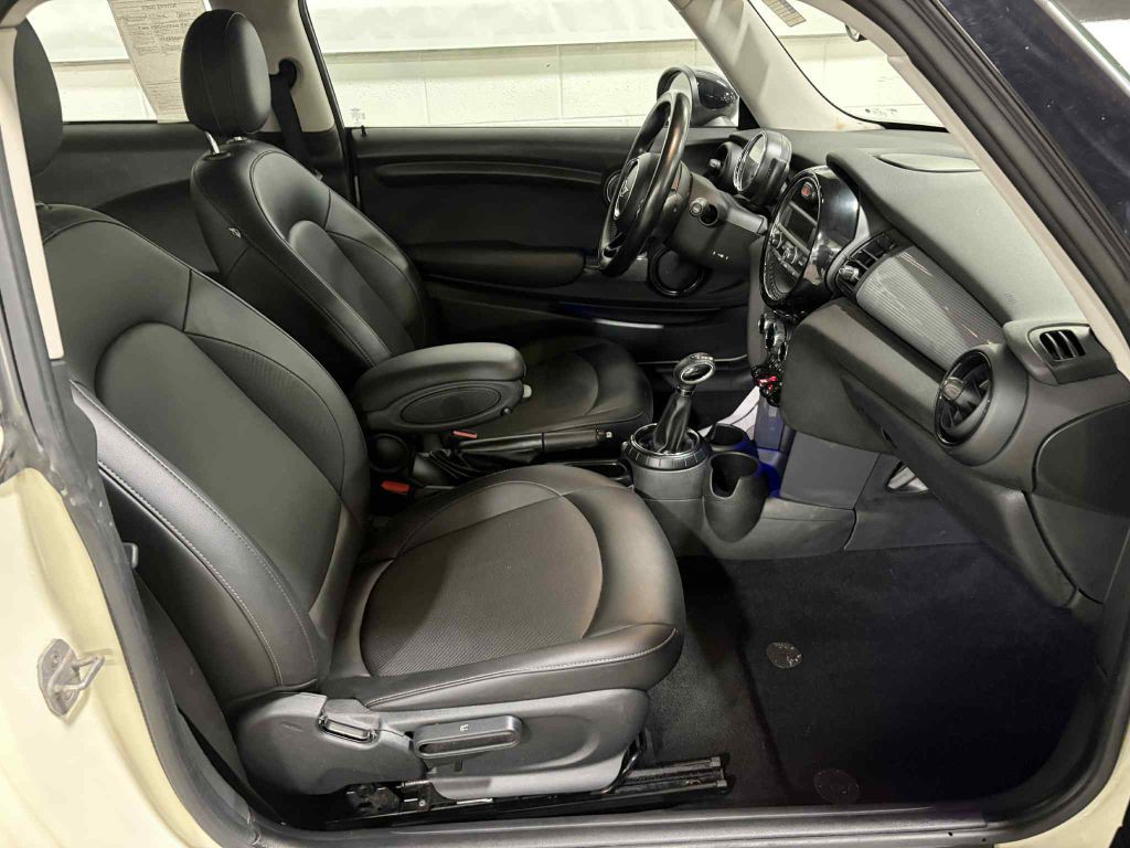 2015 MINI Cooper Image 15
