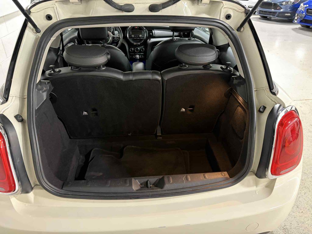 2015 MINI Cooper Image 17