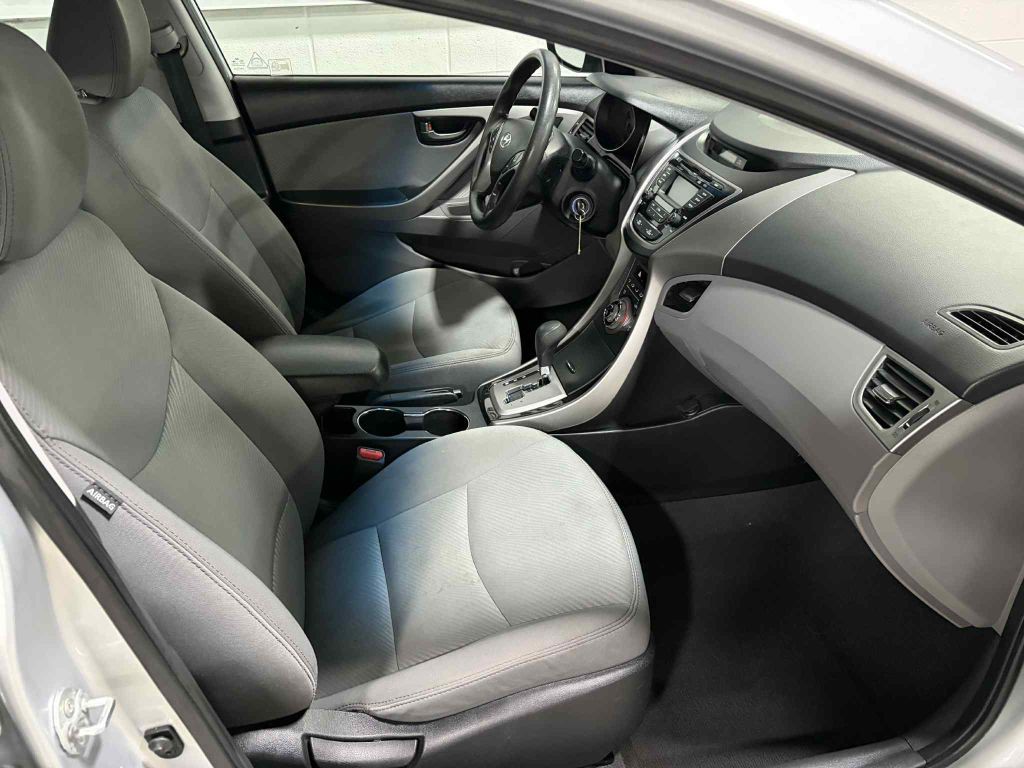 2013 Hyundai Elantra Image 17